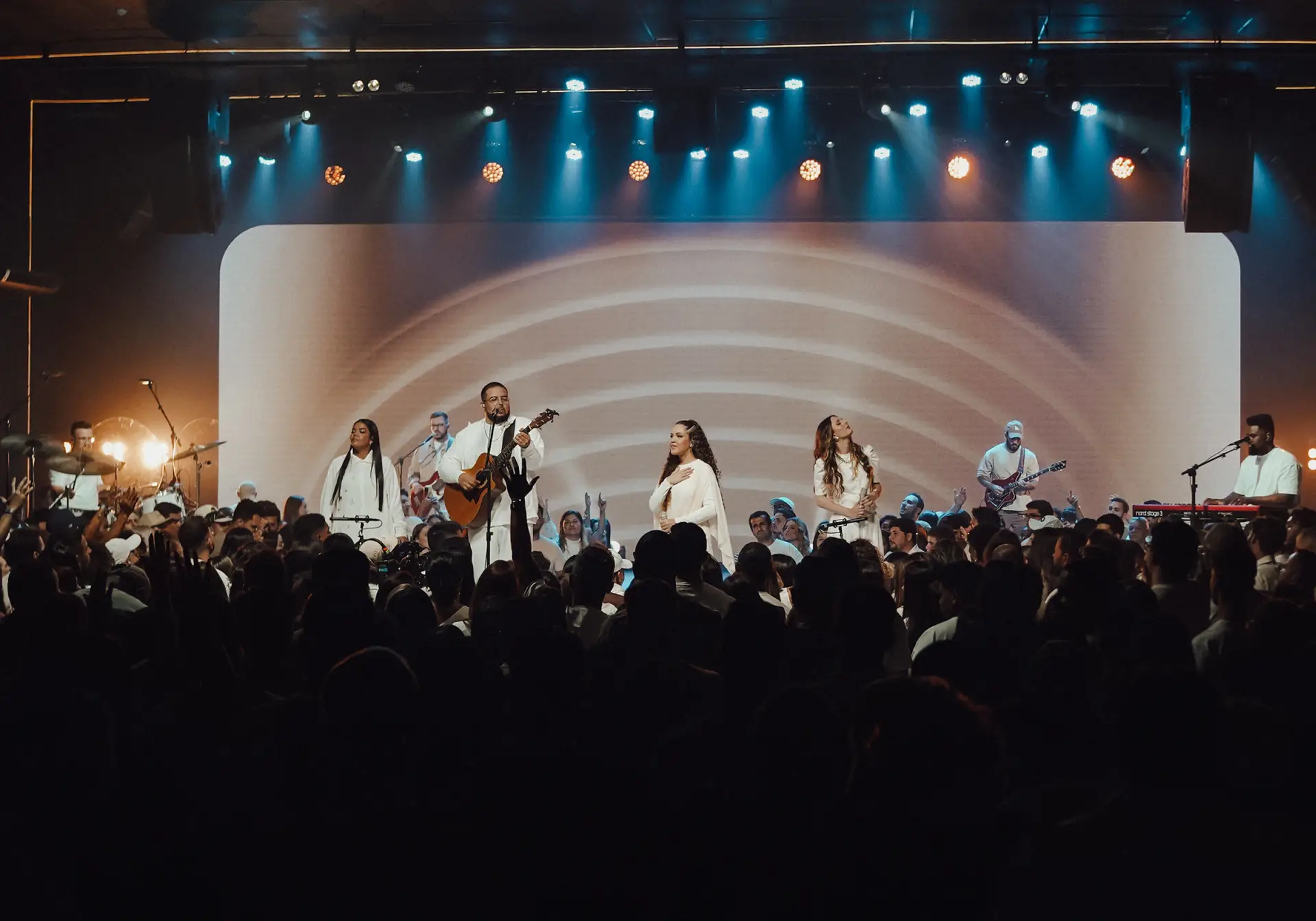 Worship ao vivo com banda no palco